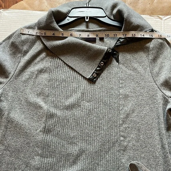 Rafaella-XL-gray-long sleeve sweater with faux leather trim, rib detailing top. - Picture 9 of 12